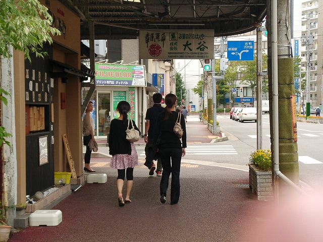 前を歩く3人 /