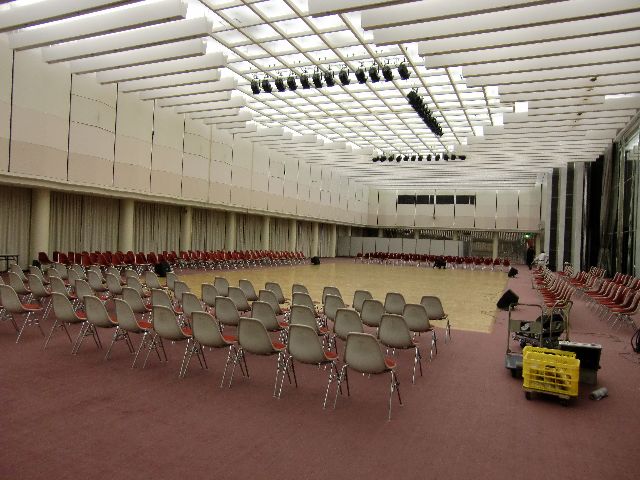 会場 /