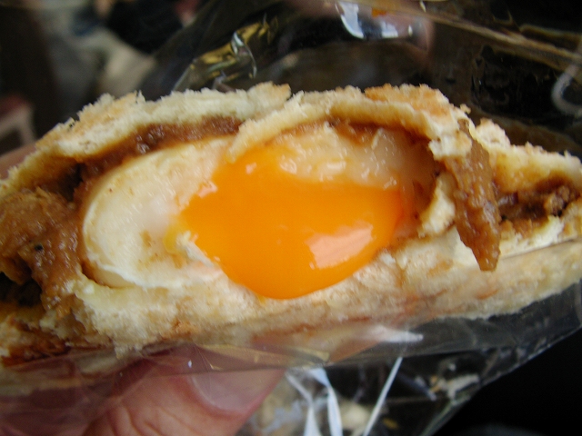 半熟卵カレーパン2 /