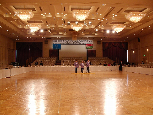 会場 /